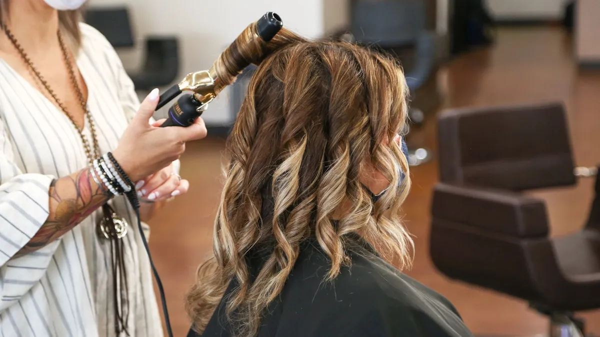 Renda extra para manicure e cabeleireira em 2026: além do salão